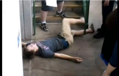 Prea beat pentru a se ţine pe picioare » Un tînăr a făcut show la un meci de baseball