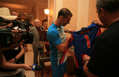 Duckadam i-a dăruit un tricou cu numărul 1 lui Bute