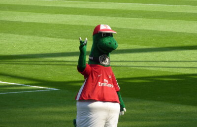 Premier League a luat startul printr-o întrecere a mascotelor » "Gunnersaurus" a fost în echipa cîştigătoare