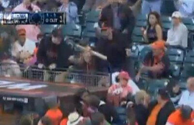 Un jucător de baseball a scăpat bîta din mîini » Trei fani au fost răniţi, unul fiind transportat la spital