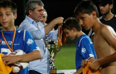 Regele şi-a încoronat fiul! » Hagi i-a oferit lui Ianis medalia de campion U13