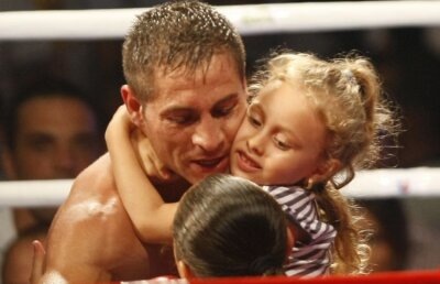 Primii doi români au cîştigat înainte de limită: Bogdan Dinu, KO în runda 1! Viorel Simion, KO în runda a noua!