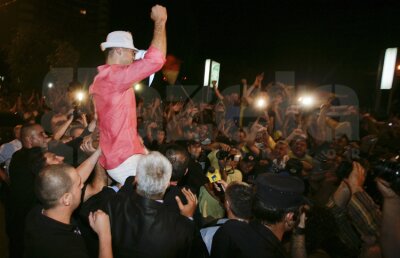 FOTO Bute a sărbătorit cu fanii în Piaţa Universităţii! La Pechea a fost sărbătoare mare!