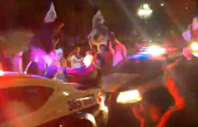 Mexicanii şi-au pierdut capul după ce au cîştigat  CM U17 » Un suporter a dansat pe maşina poliţiei şi a petrecut noaptea după gratii