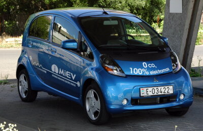 VIDEO / Au mers 220 km cu o maşină electrică cu o singură încărcare a bateriei