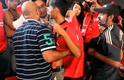 Umilit şi dezbracat » Un fan al lui United s-a nimerit în mijlocul "cormoranilor"