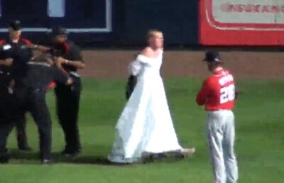 Încătuşat dar aplaudat frenetic » Un bărbat a intrat pe teren îmbrăcat într-o rochie de mireasă