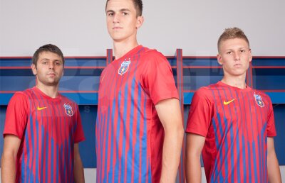 Steaua şi-a prezentat noul echipament » Tricouri ca o clădire de 800 de metri!