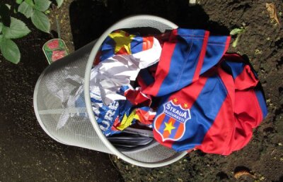 Steaua joacă un fotbal demn de anii '60, dar jucătorii rămîn în pas cu moda » Tactica gulerelor ridicate: cîrnaţi, scandaluri sexuale, tatuaje şi poze caraghioase