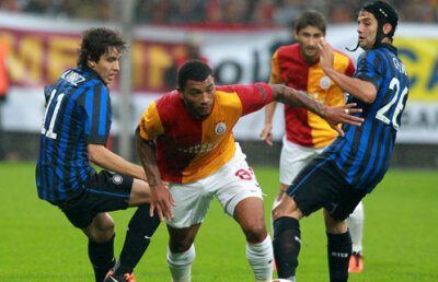 VIDEO & FOTO » Stancu şi Chivu au jucat, dar nu s-au înfruntat în Galata - Inter 0-0