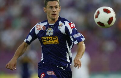 Ce face Steaua cînd n-are mijlocaşi şi atacanţi? Îşi mai ia un fundaş stînga!:)