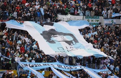 Fanii argentinieni, împotriva noului sistem din prima ligă » Au cerut demisia preşedintelui Federaţiei Argentiene de Fotbal chiar în faţa sediului