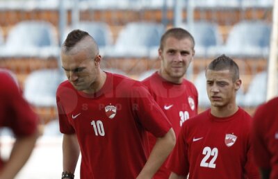 Dinamo s-a antrenat în Croaţia pentru returul cu Varazdin. Alexe a surprins cu noul său look