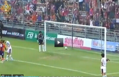 VIDEO / Gafă MONUMENTALĂ a unui portar din Thailanda » A scăpat mingea în poartă
