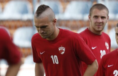 "phoneme" întreabă pe MYSPORT: "Dinamo, încotro? Încă un an ratat din incompetenţă, lipsă de colaborare şi interese machidone?"