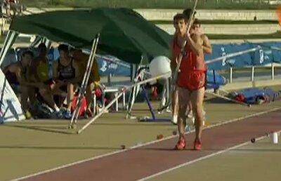 VIDEO / Accident hilar » Un săritor cu prăjina aterizat pe lîngă saltea :)