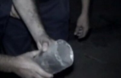 Un bărbat a murit după ce a încercat să taie un proiectil neexplodat cu flexul