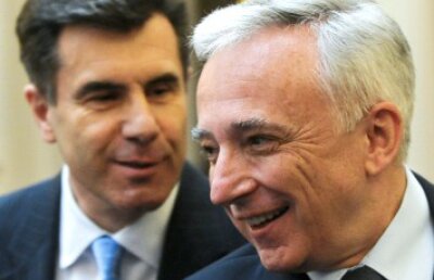 Esenţa crizei: conflictul politică-bani