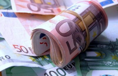 Cursul a urcat la 4,25 lei/euro, după derapajul burselor internaţionale