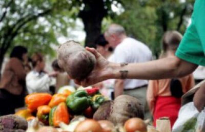 Preţurile au scăzut în iulie, inflaţia a coborât sub cinci la sută