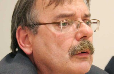David Beers, omul care împinge lumea în haos