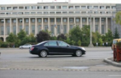 Clădirea Guvernului va avea şase lei în curte