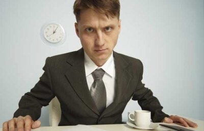 Sarcasmul şefilor stimulează angajaţii