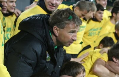 Dan Petrescu: "Sperăm să legăm 3-4 victorii pentru a face pasul spre performanţă"