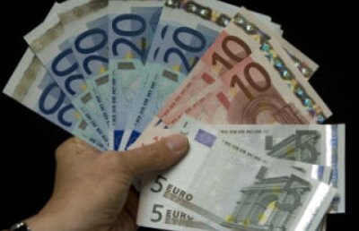 Datoria publică a lumii creşte cu un milion de dolari la fiecare cinci secunde. România e datoare momentan 51 de miliarde de dolari