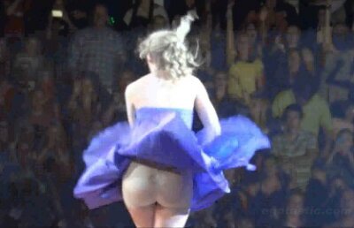 FOTO! Taylor Swift, cu funduletul gol in vant!