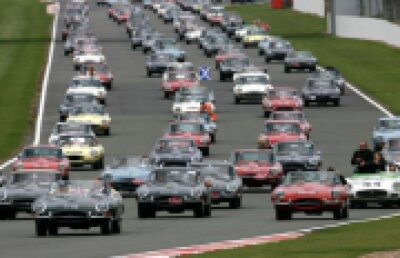 Record la Silverstone cu Jaguar E-Type