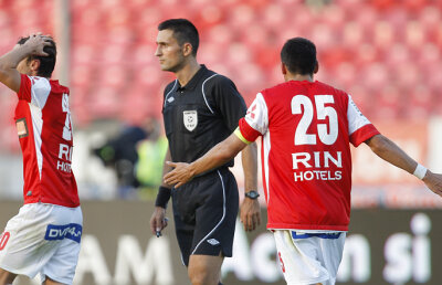 Arbitrul Adrian Ilyes e luat drept ţintă, dar Costică "Suceavă" mizează de descoperirea sa: ”Garantez, va ajunge mare”