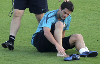 Chivu s-a accidentat şi a părăsit terenul după doar 11 minute în victoria 7-6 cu Juventus