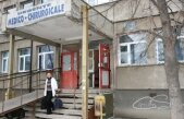 Buzău. Bolnavi ţinuţi la uşa spitalului, pentru că se spălase pe jos