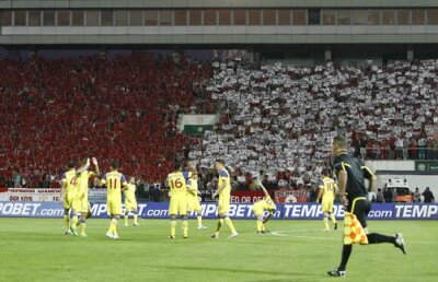 Cei 300 de suporteri stelişti au fost primiţi cu ostilitate de cei 30.000 de fani ai lui ŢSKA: "Ţiganii, ţiganii!"