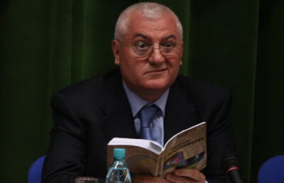 Dragomir îi pregăteşte o surpriză lui Becali: "O să-l aduc pe Gaddafi la palat, să bem cu toţii o cafea" :D