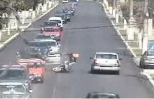 Intenţionat sau nu? Un şofer a taxat un "zmeu" pe două roţi