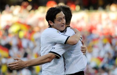 Unii trag cu dinţii să se califice, în timp ce nemţii şi-au făcut deja rezervările la hotel pentru Euro 2012