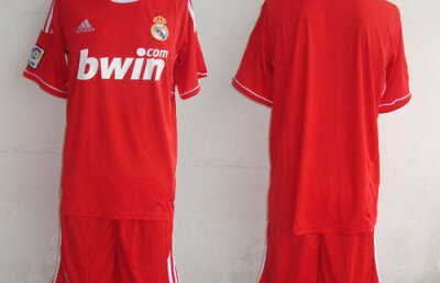 Real dă albul pe roşu. Galacticii vor purta noile tricouri, miercuri, în Liga Campionilor