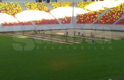 FOTO EXCLUSIV » GSP îţi arată cum e decopertat terenul de pe "Naţional Arena". Vechiul gazon va fi dus direct la groapa de gunoi :O