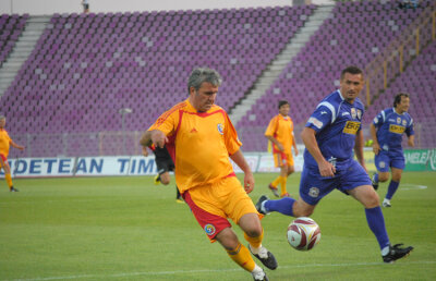 Idolii unor generaţii, şansa altora » Generaţia de Aur a jucat un meci de caritate la Timişoara