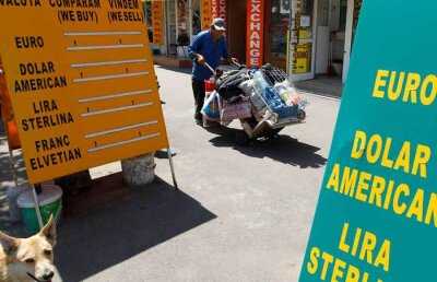 Euro a ajuns aproape de 4,3 lei
