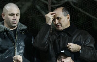 Copos a primit de la dinamovişti loc în peluză :) "În Giuleşti veţi sta pe şine!" :X