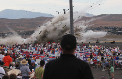 VIDEO Două avioane s-au prăbuşit în ultimele 24 de ore, în cadrul unor demonstraţii, provocînd moartea a 10 oameni şi rănirea altor peste 50