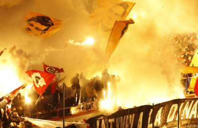 Colţescu a oprit de două ori Dinamo-Rapid din cauza torţelor, iar galeria dinamovistă a fost scoasă din stadion