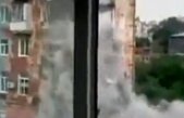 Imagini spectaculoase! O clădire veche s-a prăbuşit cu locatarii înăuntru