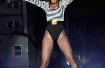 FOTO! Rihanna, extrem de decoltata intre picioare