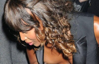 FOTO! Naomi Campbell, cu sfarcul mare scapat din decolteu