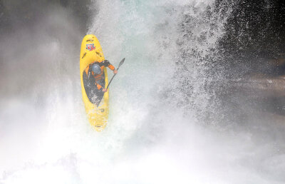 Filmuleţul zilei pe MySport » Ai bilete într-un canoe care sare într-o cascadă de 30m!