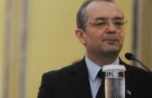 Emil Boc combate stresul cu produse plafar şi gimnastică nocturnă